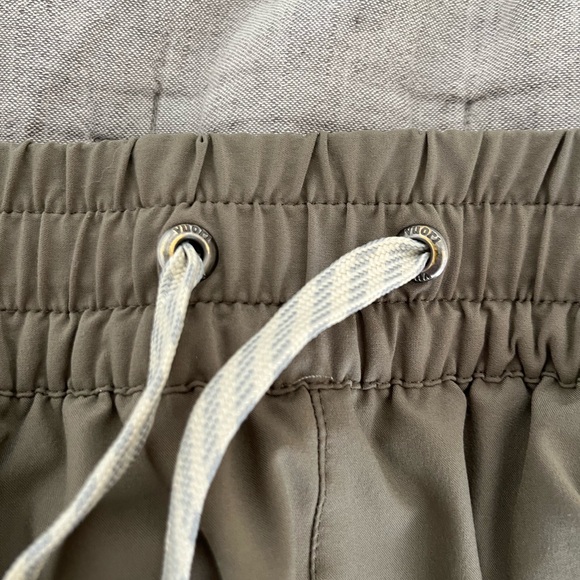 Vuori Clementine Shorts Lot x2 - Small - Black and Pistachio Green - Picture 4 of 10